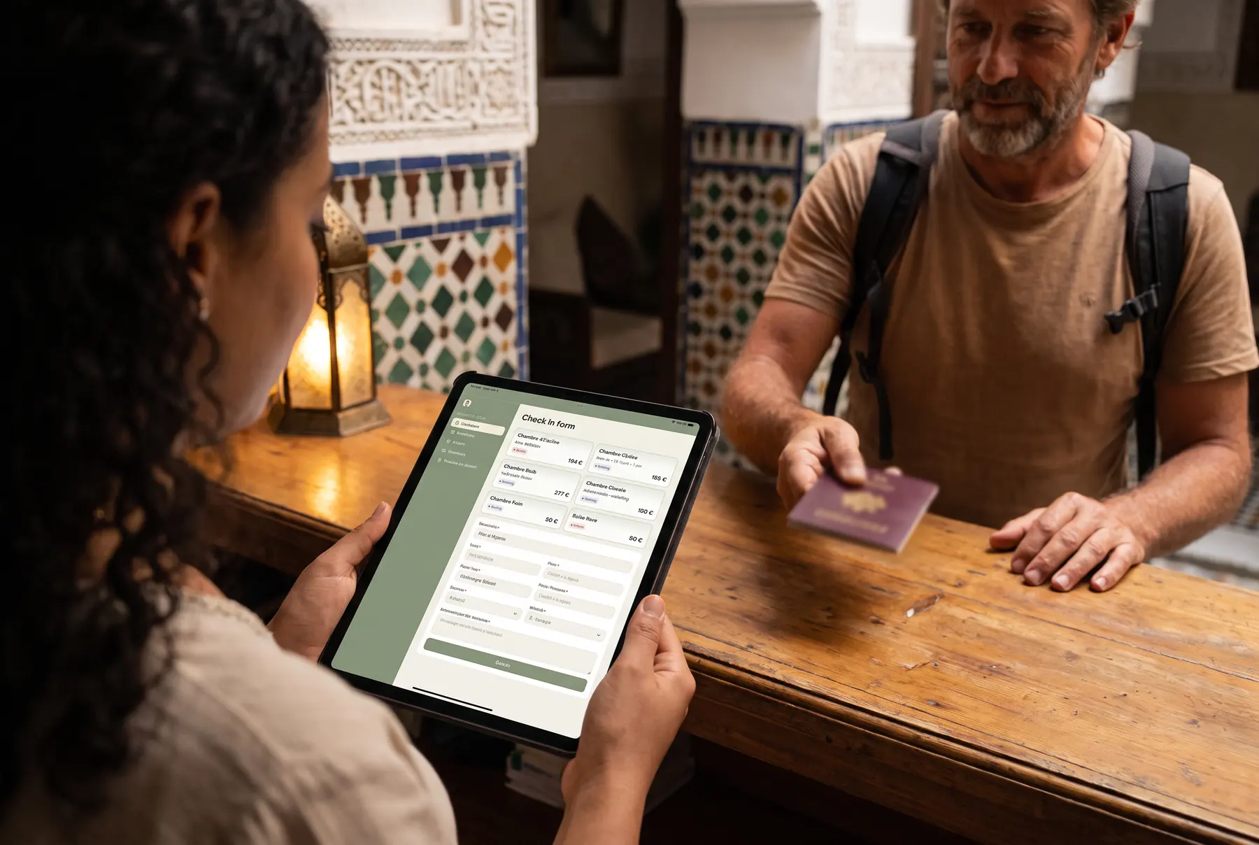 Les chambres et leurs tarifs présentés au voyageur sur tablette